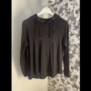 Tunnstickad svart hoodie från lager 157 i storlek Small.