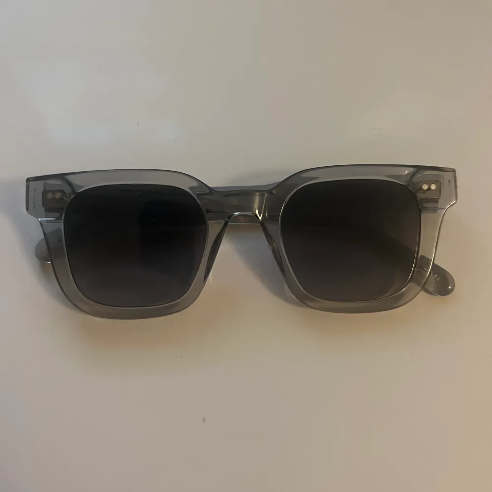 Dessa solglasögon är använda ett fåtal gånger och är i ett väldigt bra skick. Pris kan diskuteras vid snabb affär.. Accessoarer.
