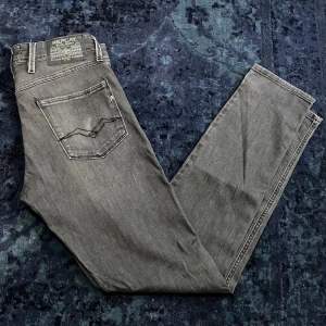 Replay anbass jeans - Säljer dessa snygga replay jeans i modellen ”anbass” stl är 29/32, köpta för 1600, skick: 9/10, Skriv om ni har frågor🤙🏼