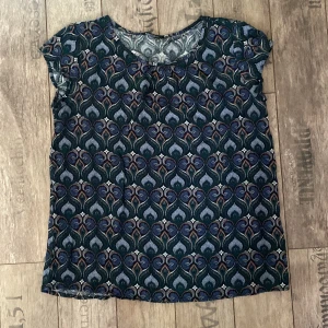 Mönstrad t-shirt  - Mönstrad T-shirt