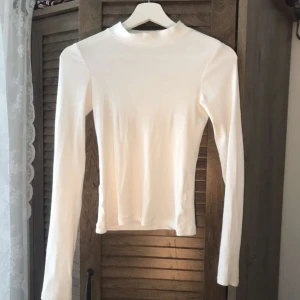 Vit tröja från weekday - Vit tröja från weekday , bra skick 💖 Fri frakt fram till 10/9 