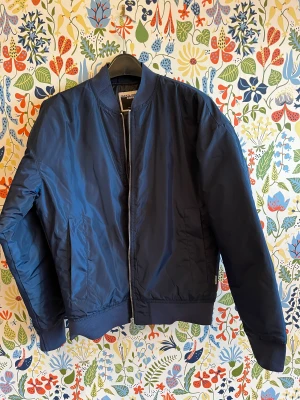 Mörkblå/marin bomberjacka storlek S Jack & Jones - Sparsamt använd bomberjacka i storlek Small. I perfekt skick.