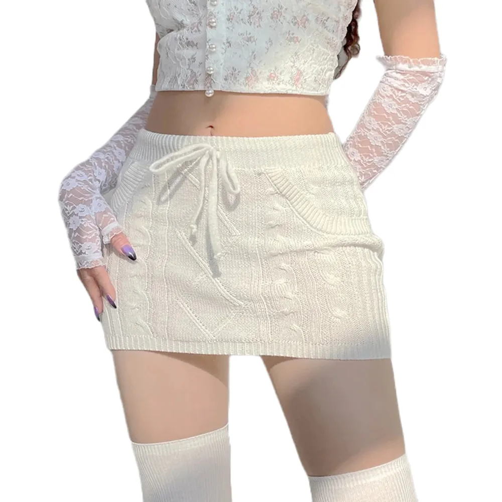 Söker söta kjolar i vit/beige färger, inte alldeles för kort helst! Kontakta gärna och Skicka bild om du har nån av dessa eller liknande!💕 du får gärna säga ditt pris också.. Kjolar.