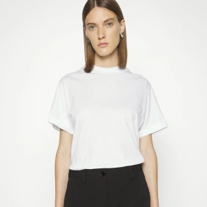 Filippa K T-Shirt  - Perfekta baströjan från Filippa K i modellen Aleah tee White i storlek xs (massor även om man har storlek small)   Använd en gång!  Hittar inget att anmärka på.  Bomull 100  