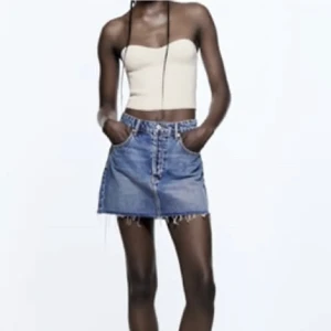 Bandeau topp  - Jättefin beige Bandeau topp från zara som tyvär inte kommer till användning💗  100kr+frakt💗  Skriv till mig privat vid frågor och funderingar 💗