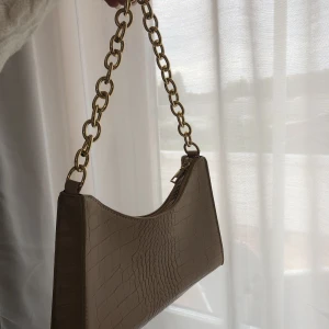 Axelväska - Beige axelväska med guldkedja från Shein🤍Rymmer mycket🤍Passar bra till både vardags & finare tillställningar🤍