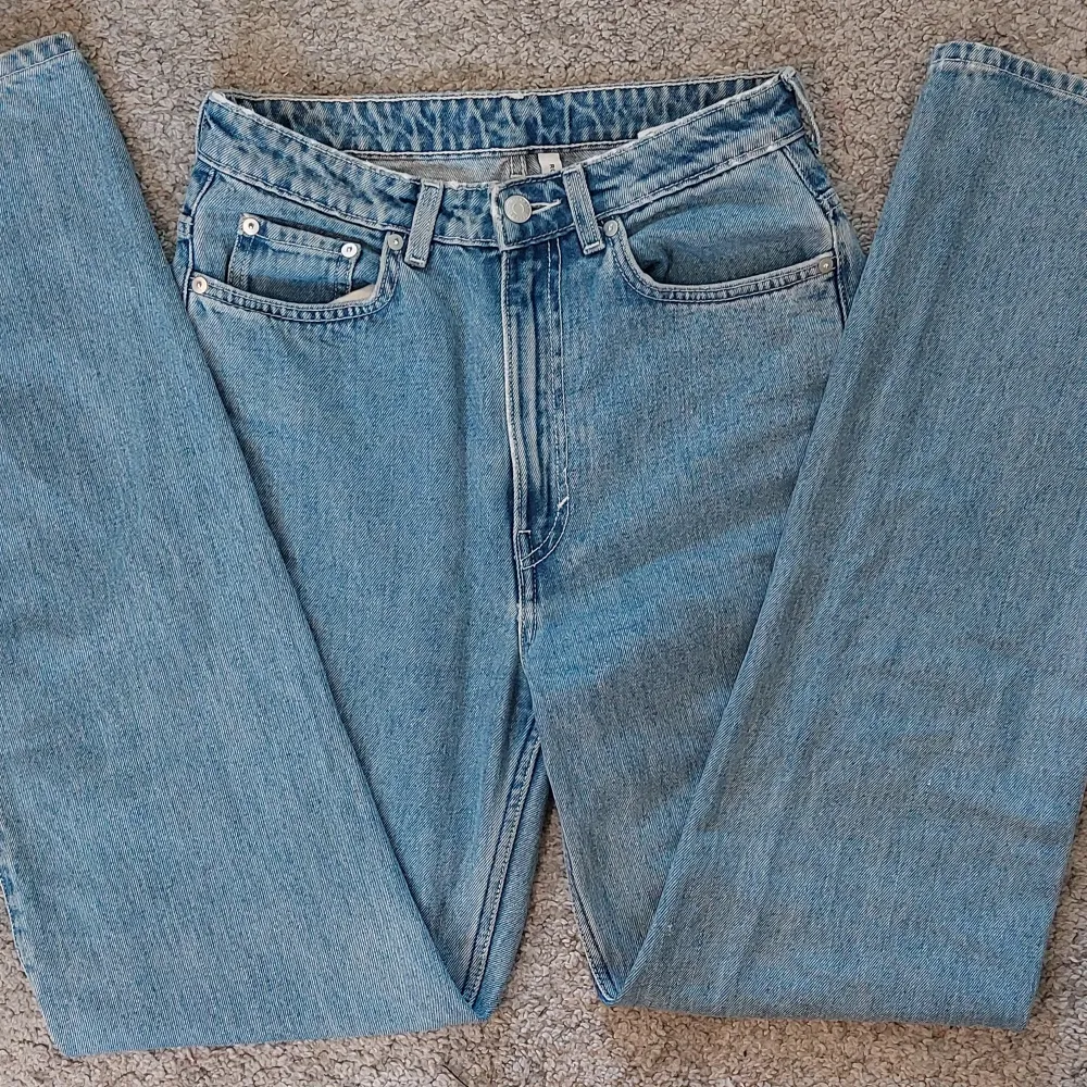Söta basic högmidjade jeans. De är straight leg och väldigt basic blå jeansfärg.De har inga defekter och inte så använda, de är lagom långa och säljs pga att jag inte använder de längre🫶LÄS BIOOOO!!!. Jeans & Byxor.