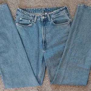 Söta basic högmidjade jeans. De är straight leg och väldigt basic blå jeansfärg.De har inga defekter och inte så använda, de är lagom långa och säljs pga att jag inte använder de längre🫶LÄS BIOOOO!!!