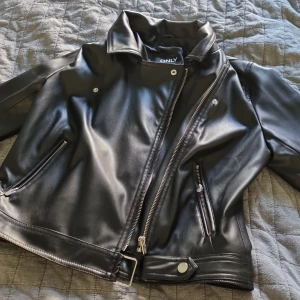 Skinnjacka/bikerjacka - Skinnjacka ifrån only, endast använd 2-3gånger och nu är den tyvärr för liten, så nyskick!