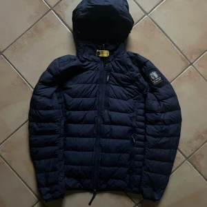 Parajumpers jacka - Parajumpers jacka i perfekt skick. Jackan är av bra kvallité med ultralight dun-fodring. Självklart är den äkta. Storlek XS, Kan även passa en S