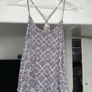 Linne - Sött sommarlinne, köpt i Australien från några år sedan. Knappat använt, storlek M men passar på S också. 