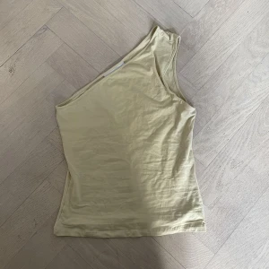 Linne - Gult linne med en axel från Weekday. Aldrig använd, i storlek xs. 
