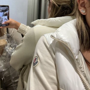 Jacka  - Moncler jacka, endast använd vid ett tillfälle. Storlek 0. Köpt i Moncler butiken i Puerto Banus❤️