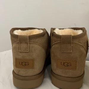 Bruna låga uggs - Oanvända uggs, råka köpa dubbletter. Storlek 40 men passar också 39kr om man vill ha en extra socke i den Supersnygga. Köpta för 1800kr på miinto