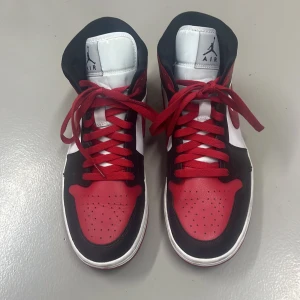 Jordans 1 - Helt oanvända jordans 1 skor. Inga slitningar osv. Skorna är köpta i Nike butiken. Hör av dig om du har fler frågor. 