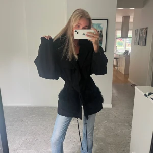 Costummade jacka svart - Jättesnygg och användbar jacka nu till hösten från Costummade som inte längre säljs. I storlek S och i superbra skick! 