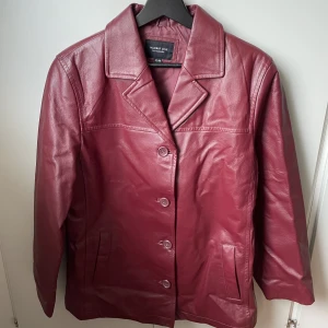 Röd skinnjacka  - En jättefin röd skinnjacka från Kappahl i storlek 42/44, skriv privat för fler bilder💗