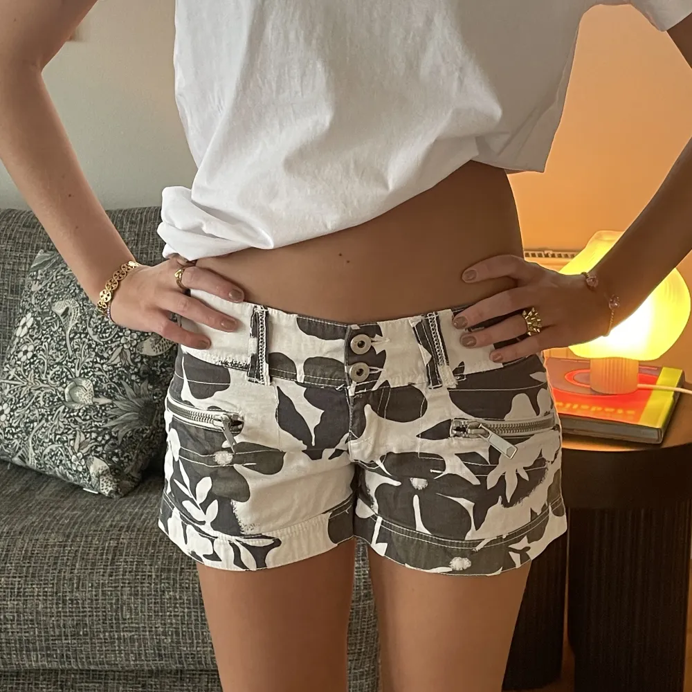 Superfina unika shorts som passar med de mesta, perfekt till skolstart!  . Shorts.