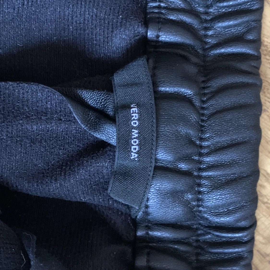 Svarta skin byxor  - 91