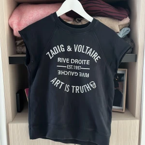 Zadig Tröja - Säljer denna unika Zadig tröjan. Köpt för ca 600 kr och är i fint skick. 