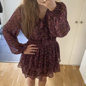 Klänning - En så fin klänning från zara, endast använd en gång! 