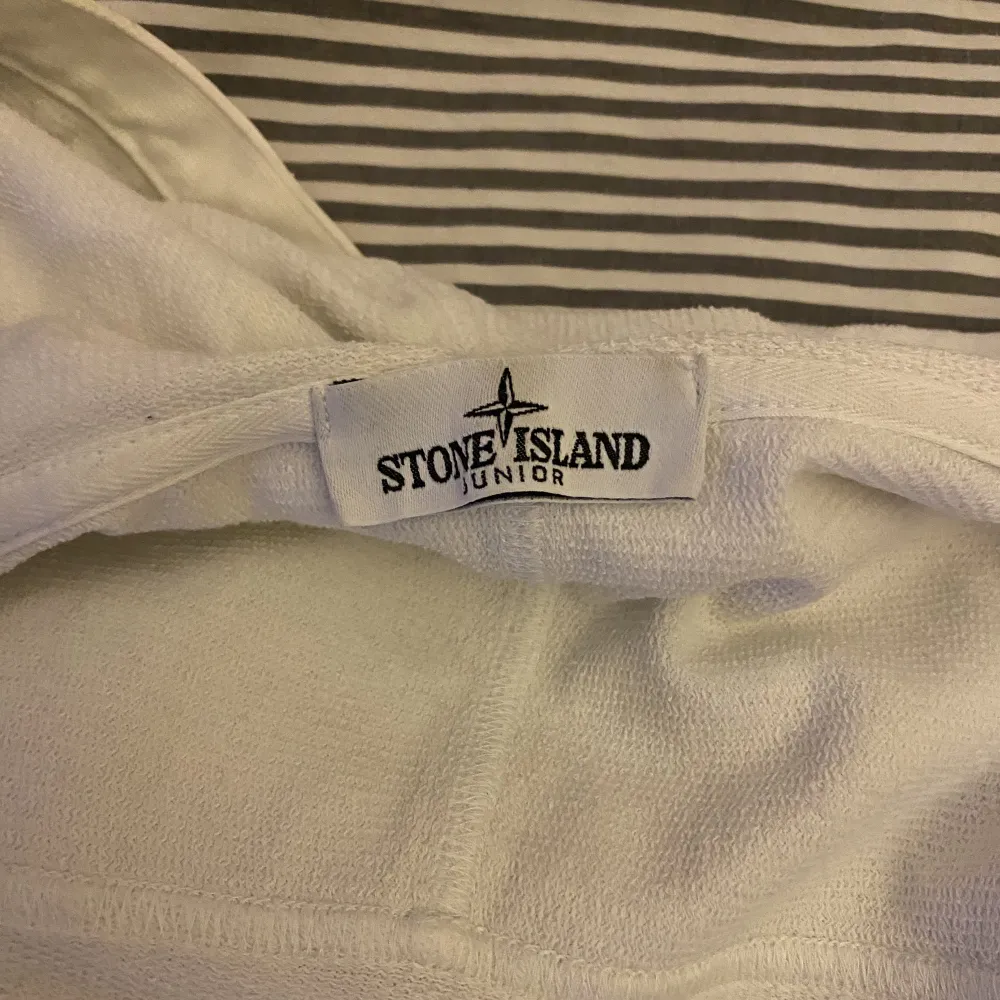 Jag säljer denna skit snygga stone island zip hoodie. Den är använd några fårtal gånger och är i bra skick. Den är i storlek 170 men passar även mig som är 176. Säljer för 800kr men är såklart förhandlingsbart. Kan mötas upp om man bor nära Uppsala.. Hoodies.