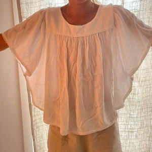 Barntopp  - Vit gullig barntopp från Kappahl. Knappt använd. Storlek 146-152. Köparen står för frakten. Använd köp nu funktionen. Skriv till mig för frågor och funderingar. 