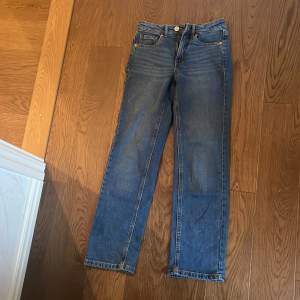 Säljer dessa blåa jeans från Kappahl