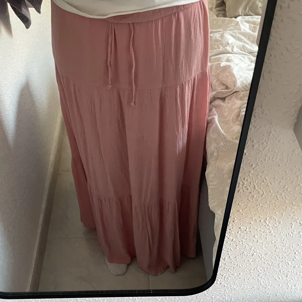 Jättesöt rosa långkjol köpt på Vinted så osäker vart den är köpt från början. Den är lite lång för mig som är 161cm lång så jag har rullat upp den i midjan ett par gånger på bilderna. Säljer då den inte kommer till användning.  Hör av er vid frågor 💕. Kjolar.