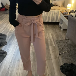 Kostymbyxa - Kostymbyxa i rosa som inte kommer till användning. 