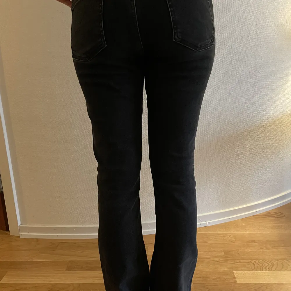 Svarta lågmidjade Bootcut jeans 💕. Jeans & Byxor.