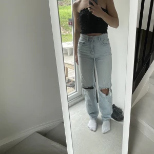 Ljusblåa Jeans, gina tricot - Säljer då de inte kommer till användning🩷. Är i superfint skick köpta för 2 år sedan för 699kr. Strl 32, men är lite större i storleken. Så skulle säga storlek 32/34💕 hör av dig vid intresse, gärna snabba köp Pris kan priset diskuteras