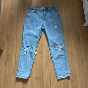 Gina Tricot jeans  - Säljer dessa Gina Tricot jeansen eftersom att jag inte använder de mer. De är i storlek 36 och har använts ungefär 2 gånger, skriv för fler bilder 💕