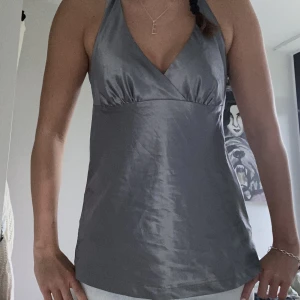 Fest topp - Silvrig topp💗 Storlek 38 men passar mig som vanligtvis bär 36