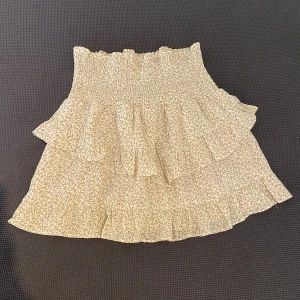 Neo Noir Kjol - Sååååå fin kjol från Neo Noir som jag tror är slutsåld! Sjukt fin passform och perfekt nu till slutet av sommaren och även hösten! Köpt för dryga 600kr och i toppenskick!