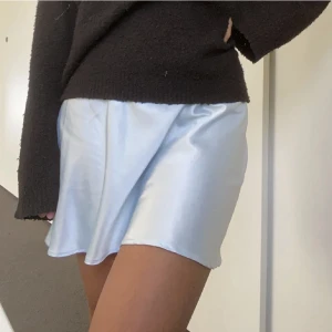 Satin kjol - Säljer denna jätte fina blå satinkjolen💙💙