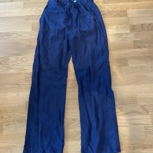 Linnebyxor Strl M  - Säljer mina Marinblå linnebyxor från Alice stenlöfs ”A-dsgn”!  Byxorna är tänkta till tjejer men funkar även till killar. Byxorna är i fint skick men eventuellt tappat lite färg.   OBS säljer även samma par fast beige!