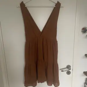 Säljer min skit snygga klänning från Pull & Bear då den är något kort på mig (är 175 cm)❤️ Den har inga defekter och har använts en gång. Köpte den för 350kr☺️ !köparen står för frakten!
