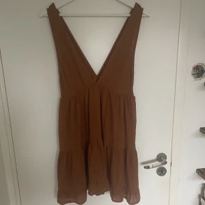 Klänning  - Säljer min skit snygga klänning från Pull & Bear då den är något kort på mig (är 175 cm)❤️ Den har inga defekter och har använts en gång. Köpte den för 350kr☺️ !köparen står för frakten!