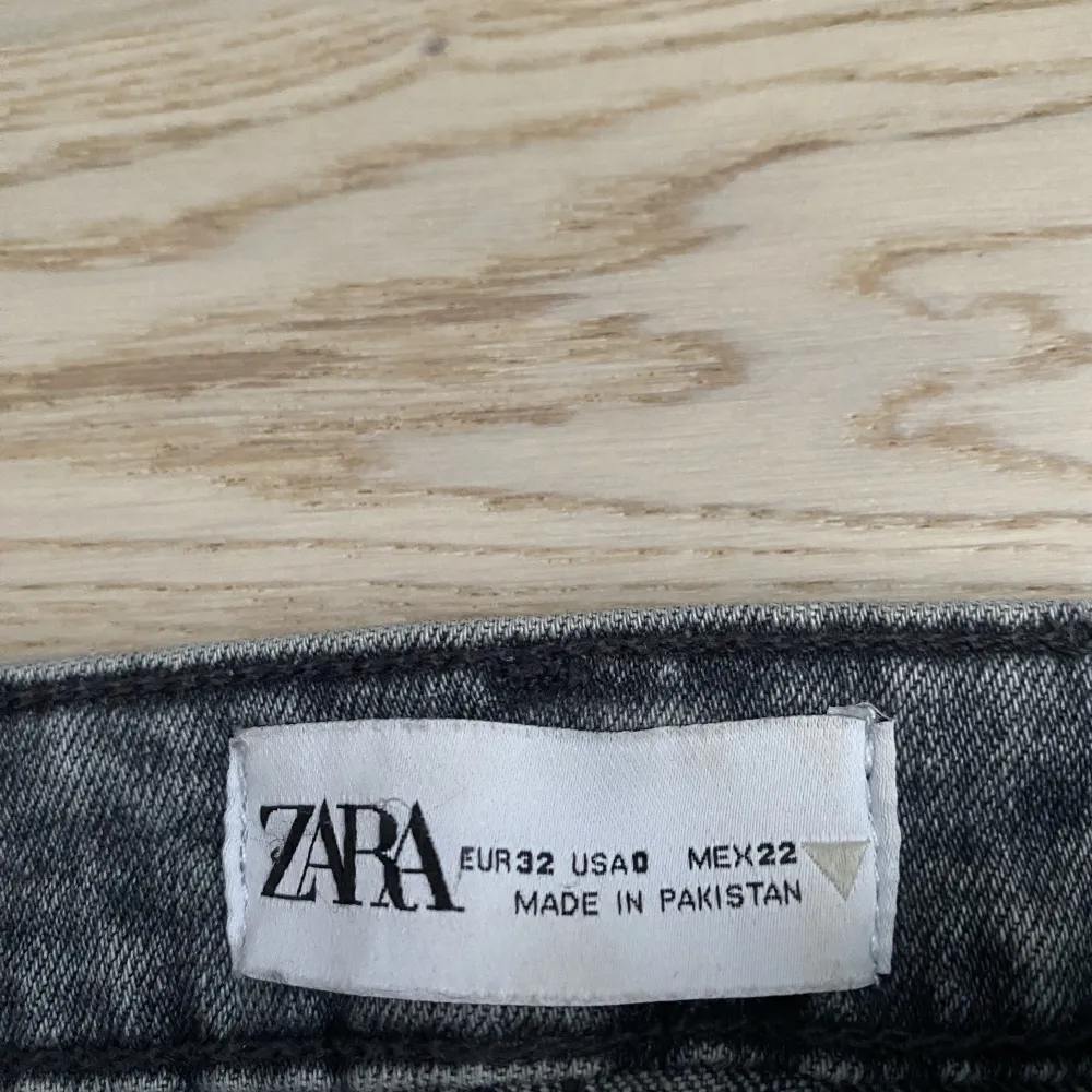 Säljer dessa jeans från zara då dem är alldeles försmå, pris kan diskuteras. Jag har även sprätt upp dem då dem va för korta. Kontakta mig för mer info😊. Jeans & Byxor.