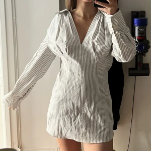 Zara klänning - Klänningen går in i midjan / figursydd