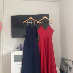 Bal klänningar - Säljer nu dessa balklänningar, den röda är använd 1 gång så e väldigt fin o bra skick. Den röda e i storlek 40. Den blåa e strl 38. Båda har dragkedja men den röda måste man knyta bak oxå. Super snygga❤️. 500 kr för blåa o  1,500 för den röda❤️ 