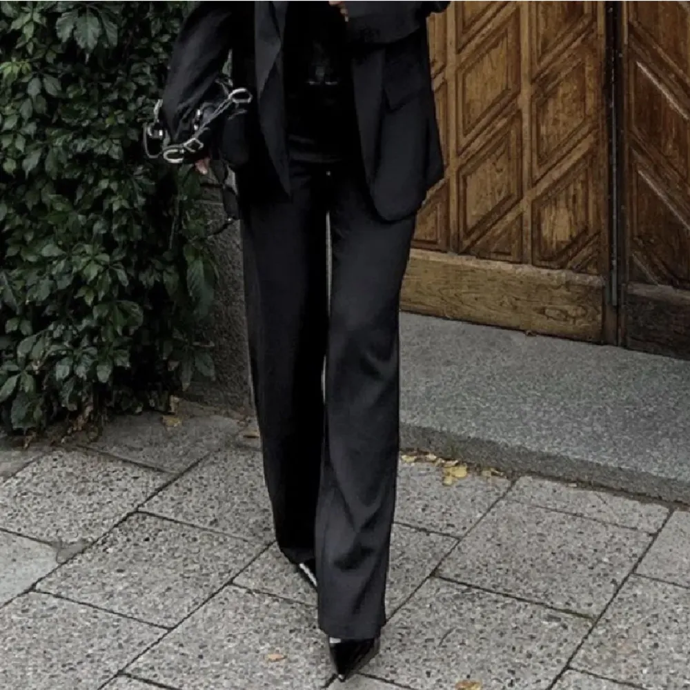Svarta kostymbyxor från Ida Carlssons kollektion med Nakd. Super fina och endast använd 2 gånger. Helt slutsåld på hemsidan och kommer inte in igen. Storlek 34 men passar mig som är 36. Jeans & Byxor.