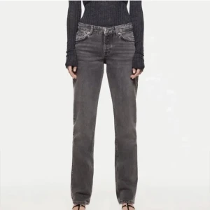 Grå zarajeans - Säljer dessa assnygga jeans från zara i st 32😍 finns ej att köpa längre!!