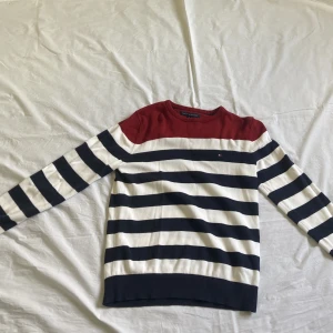 Randig Tommy hilfiger tröja - randig Tommy hilfiger tröja. I storlek M. Är i bra skick 