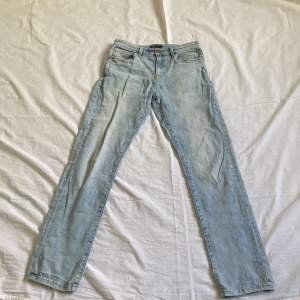 Ljusblåa jeans från next, storlek 164 (14år) bra skick. Sitter lite tajt runt låren men lite lösare vid vaderna.