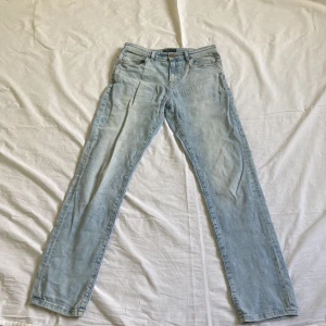 Ljus blåa next jeans - Ljusblåa jeans från next, storlek 164 (14år) bra skick. Sitter lite tajt runt låren men lite lösare vid vaderna.