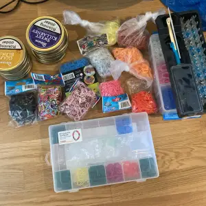 Säljer ett stort antal loom bands och en loom väv samt virk nål. Det finns en stor mängd oöppnade gummibands paket men säljer även band som legat i lådorna som visas i bilden. Säljer allt för 200 kr exklusive frakt. Men pris kan diskuteras. 