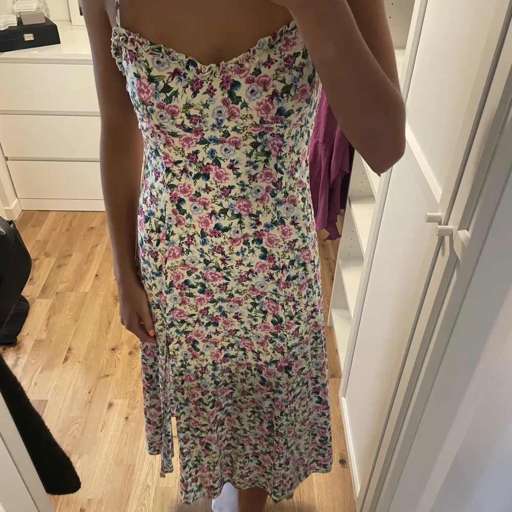 Säljer denna söta sommarklänning från zara med lite knytning i ryggen, bara använd några gånger❤️. Mekot.
