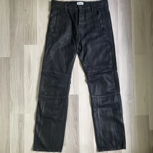 Weekday Racer Waxed Jeans - Top floor boss timing typ. Aldrig använda. Skriv om fler bilder eller mått önskas. Skickas spårbart.